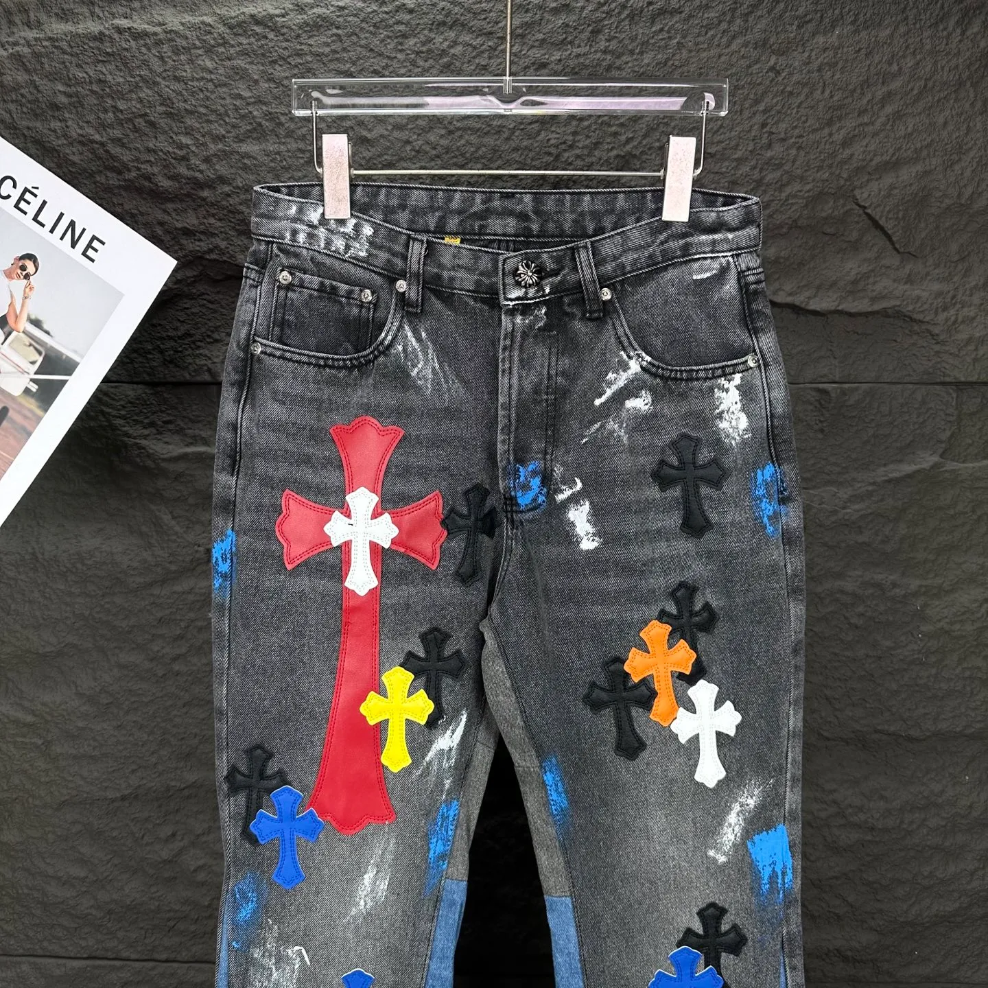 P290 GALLERY DEPT. & Croixin co-branded 2025 new limited-edition hand-painted colorful cross patchwork leather couple's bootcut jeans 🔥High version🔥High version🔥 Top ceiling quality Styles with different washed textures, very friendly to people with thin legs and thick legs, the bootcut version is very flattering leg shape Timeless moderate length, easy to match with casual, basic styling for various styles, a must-have in the wardrobe! The fabric is stiff but also makes the upper body soft without losing texture. The washing process is even more perfect. It is a must-have item for everyone! ! ! Washed wheat, tag, trouser label, three labels complete Color: washed black Size: 28, 30, 32, 34, 36 (five sizes)